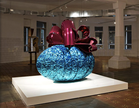 Baroque Egg with Bow (Turquoise/Magenta) by Jeff Koons. For What You Are About to Receive, Gagosian Gallery, Moscow, 2008.