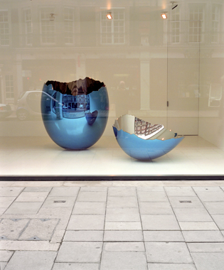 Jeff Koons. Cracked Egg (Blue), Gagosian Gallery, London, 2006.