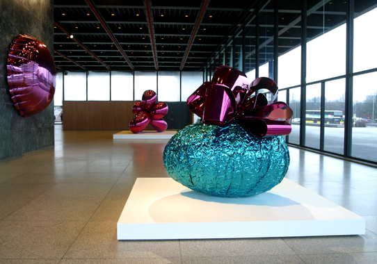 Jeff Koons: Celebration, Neue Nationalgalerie, Berlin, 2008-2009.